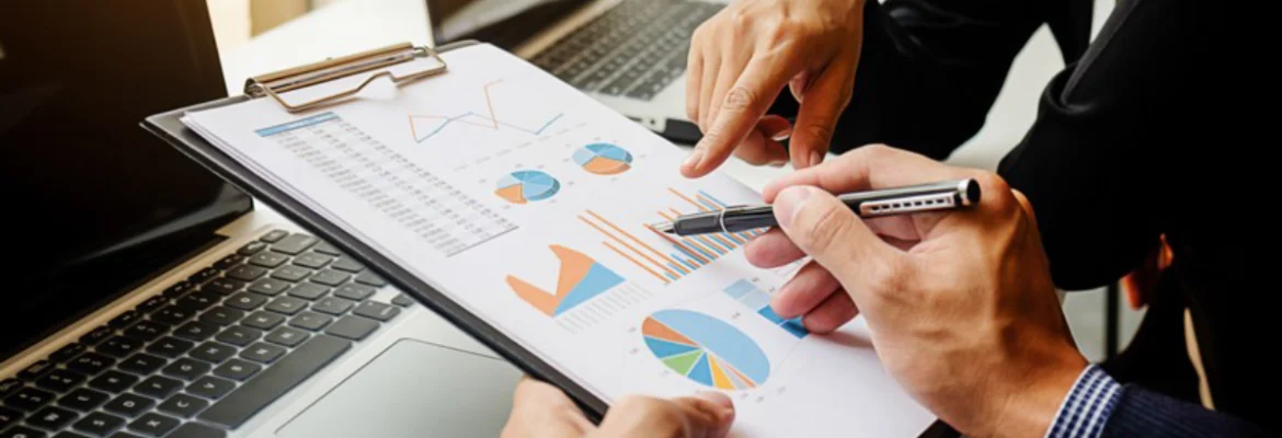 Dirigeant tunisien examinant des documents financiers avec un avocat pour gérer une cessation de paiements et éviter la faillite de l’entreprise.